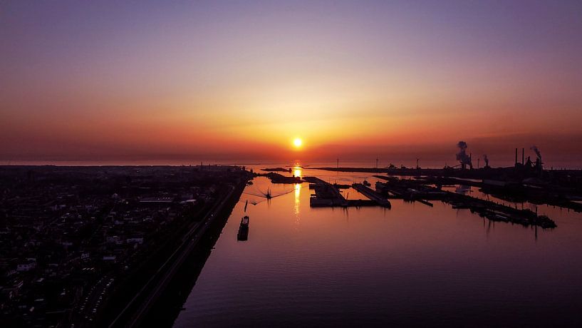 Noordzeekanaal IJmuiden I Coucher de soleil I Photographie par drone I Vintage par Floris Trapman