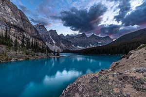 Moraine Lake ( blauw uur) in Canada. van Gunter Nuyts