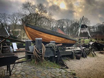 Vieux chantier naval néerlandais avec moulin