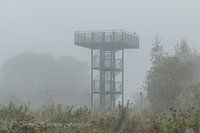 Aussichtsturm im Nebel.