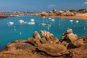 Boote in der Bucht von Gréve Blanche in Trégastel, Bretagne