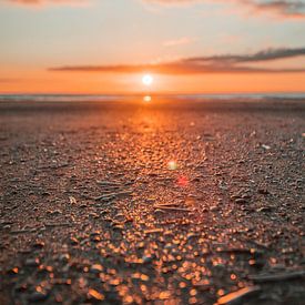 Warmer Sonnenuntergang an der Nordsee von Kyra de Putter