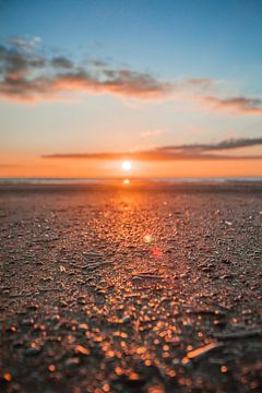 Warmer Sonnenuntergang an der Nordsee von Kyra de Putter