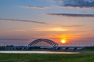 De IJsselbrug van Zwolle bij ondergaande zon. van Janny Beimers