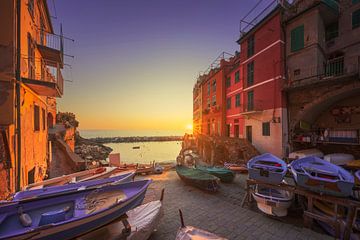 Riomaggiore, Boote auf der Straße. Cinque Terre