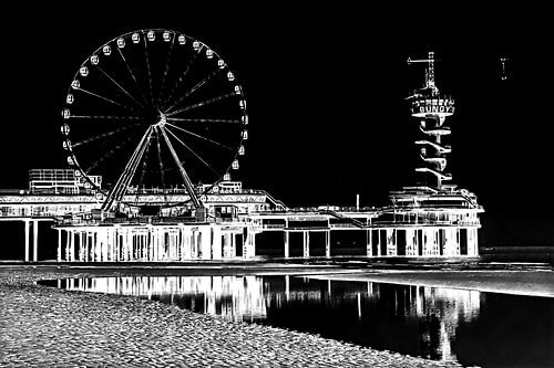 Pier de Scheveningen avec la tour bungy et la grande roue (négatif noir et blanc)