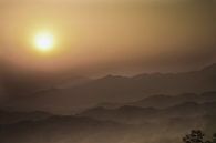 Le smog dans les montagnes de Chine à proximité de Pékin : l'air est saturé de rouge et de smog au c par Michael Semenov Aperçu