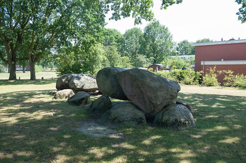 Hunebed D46 in woonwijk Angelslo. van Richard Wareham