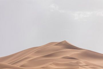 Zandduin in de Sahara (Marokko) van Marcel Kerdijk