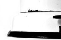 Foto van een detail  van een pedaal emmer in zwart wit. van Therese Brals thumbnail