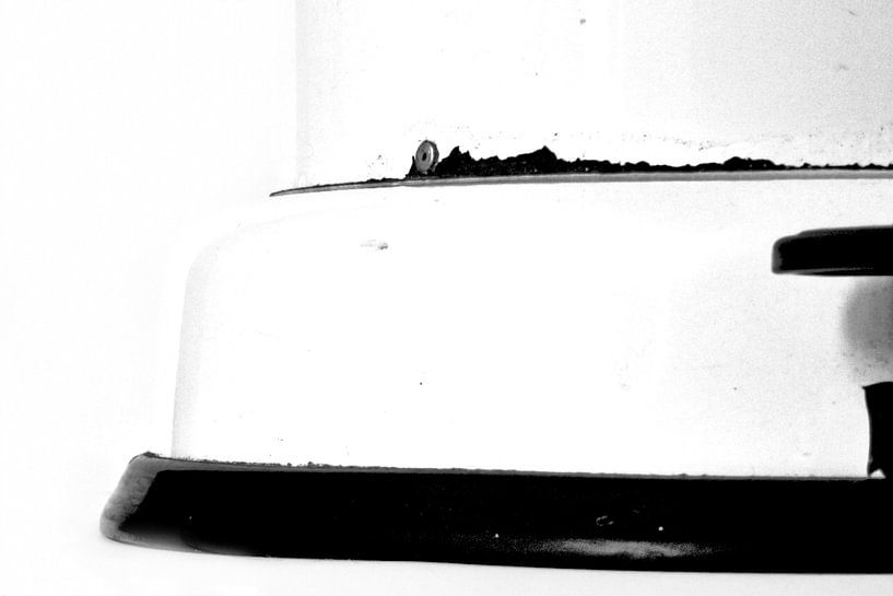 Foto van een detail  van een pedaal emmer in zwart wit. van Therese Brals