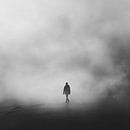 Einsamer Spaziergang im Nebel - Mystische Schwarzweiß-Fotografie von Poster Art Shop Miniaturansicht