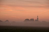 Mist in het dorp von Maarten Honinx Miniaturansicht