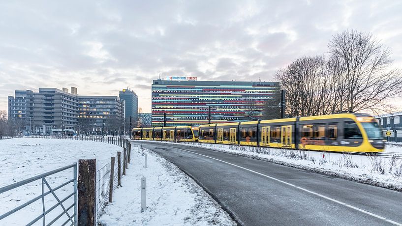 Tram op een besneeuwd Utrecht Science Park van De Utrechtse Internet Courant (DUIC)