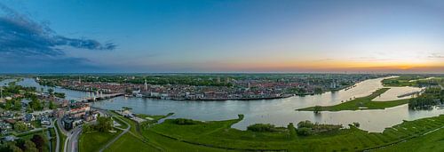Kampen langs de IJssel zonsondergang panorama van boven