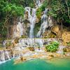 Prachtige waterval Kuang Si in het bos, Laos van Rietje Bulthuis