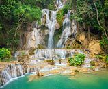 Prachtige waterval Kuang Si in het bos, Laos van Rietje Bulthuis thumbnail