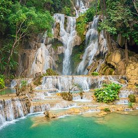 Wunderschöner Wasserfall Kuang Si im Wald, Laos von Rietje Bulthuis