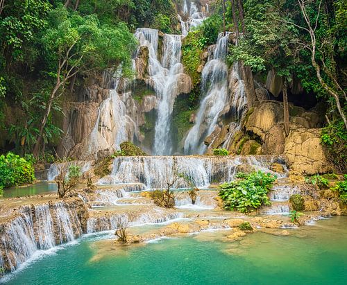 Prachtige waterval Kuang Si in het bos, Laos