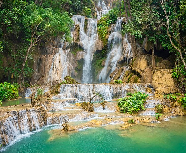 Prachtige waterval Kuang Si in het bos, Laos van Rietje Bulthuis