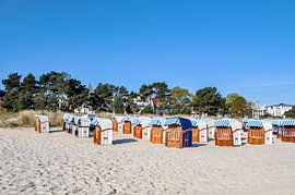 weiß-blau-braune Strandkörbe in Binz, Rügen von GH Foto & Artdesign