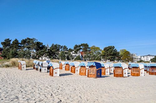 wit-blauw-bruine strandstoelen in Binz, Rügen