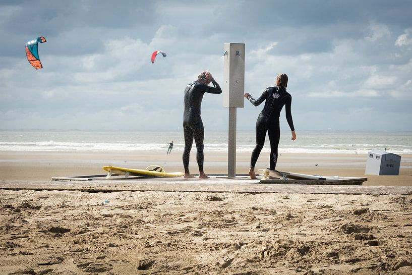surfers op het Noordzeestrand van Inge Jansen