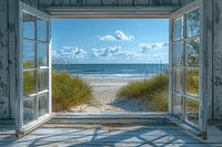Uitzicht door een open raam op het strand