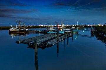 Vissersboten in de haven van Den Oever tijdens windstille avond onder een mooie hemel avond van Bram Lubbers