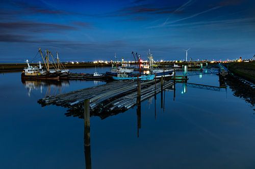 Vissersboten in de haven van Den Oever tijdens windstille avond onder een mooie hemel avond