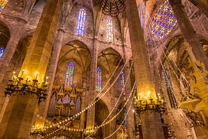 Kathedrale La Seu in Palma de Mallorca mit weihnachtlicher Dekoration