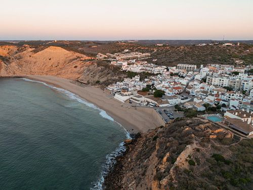 Praia do Burgau an der Algarve bei Sonnenaufgang - Portugal