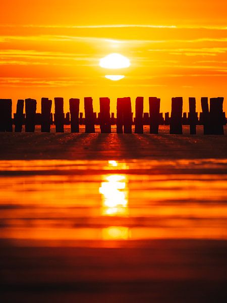 Zonsondergang Zoutelande II (verticaal) van Joren van den Bos