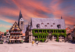 Blick auf das Rathaus von Quedlinburg im Harz