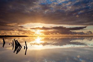 Gouden zonsondergang op het wad van Ron Buist