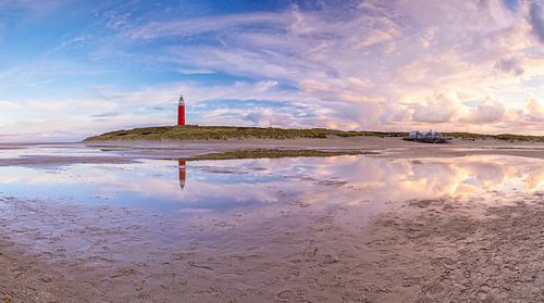 Texelse vuurtoren met reflectie.