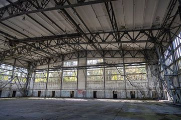 Verlaten hangar van Wouter Doornbos