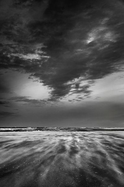 Storm op het strand van Hans Kwaspen