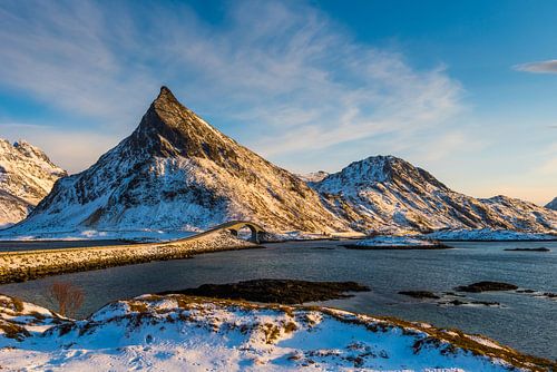 Blick über die Brücke, die das Dorf Fredvang mit dem Archipel der Lofoten in Norwegen verbindet, im 