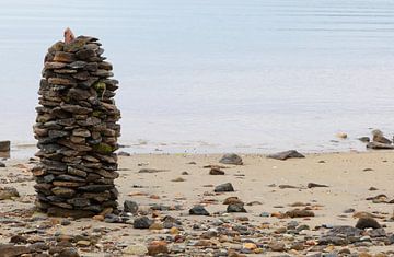 Stenen toren op het strand