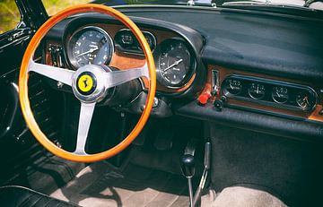Ferrari 275 GTS Italiaanse klassieke sportwagen interieur