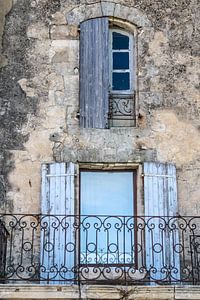 Fenster in der Altstadt von Lacoste in der Provence