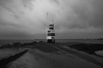 Südmole von IJmuiden bei Sturm und Wind. von scheepskijkerhavenfotografie