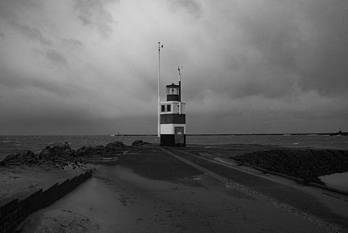 Zuidpier van IJmuiden in storm en wind.