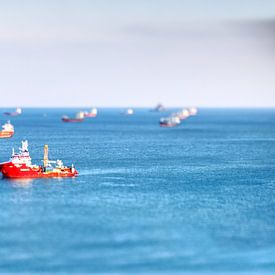 Miniatuur op Zee – Boot bij Busan van Hans van Oort