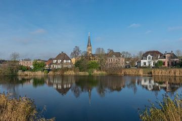 Doesburg, Kirche spiegelt sich schön im Wasser