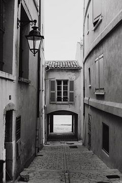 Gasse in Saint-Tropez Frankreich schwarz und weiß