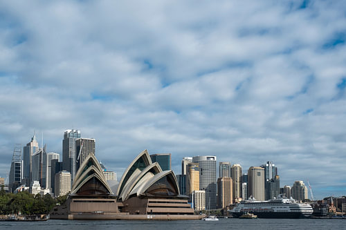 Das Opernhaus von Sydney mit den umliegenden Gebäuden