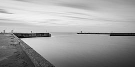 Schwarzweißbild mit langer Verschlusszeit des Hafenkopfes in Scheveningen von MICHEL WETTSTEIN