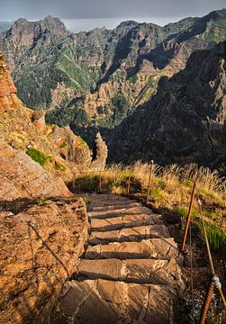 Escaliers dans les montagnes, Pico das Torres, Madère sur Sebastian Rollé - travel, nature & landscape photography